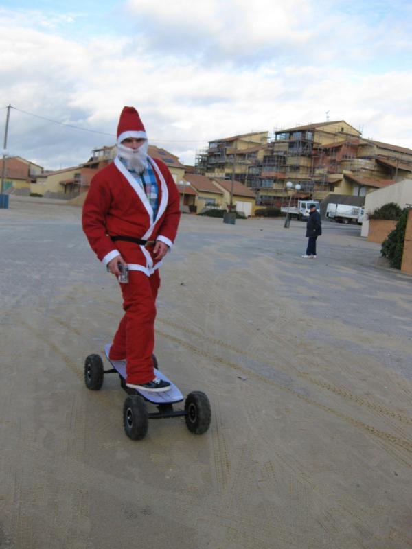 Pere_noel_rouge_Curve_San_Diego_Electric_Skate_Skateboard_session_hossegor.sized