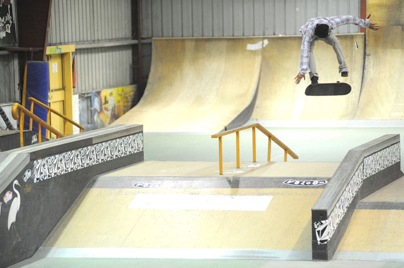 Nabil backsideflip grosse table horiz